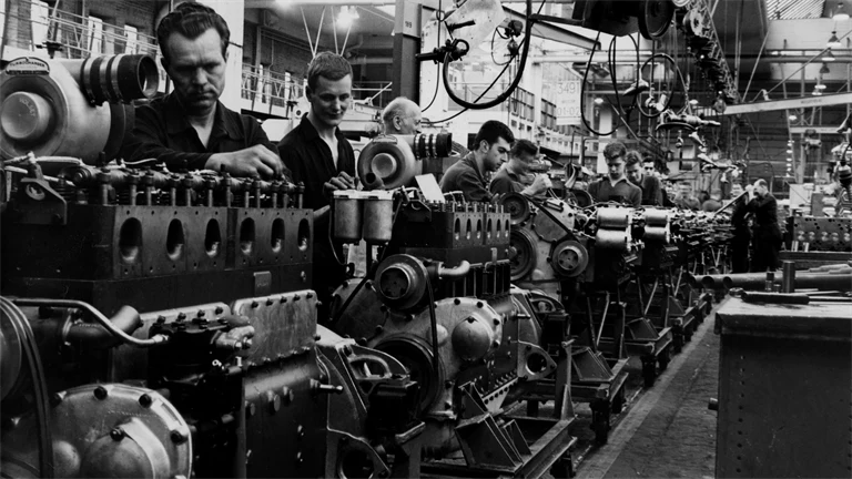 verkstadsarbetare på scania-vabis (numera saab scania) monterar motorer till lastbilar i fabriken i södertälje 1965
