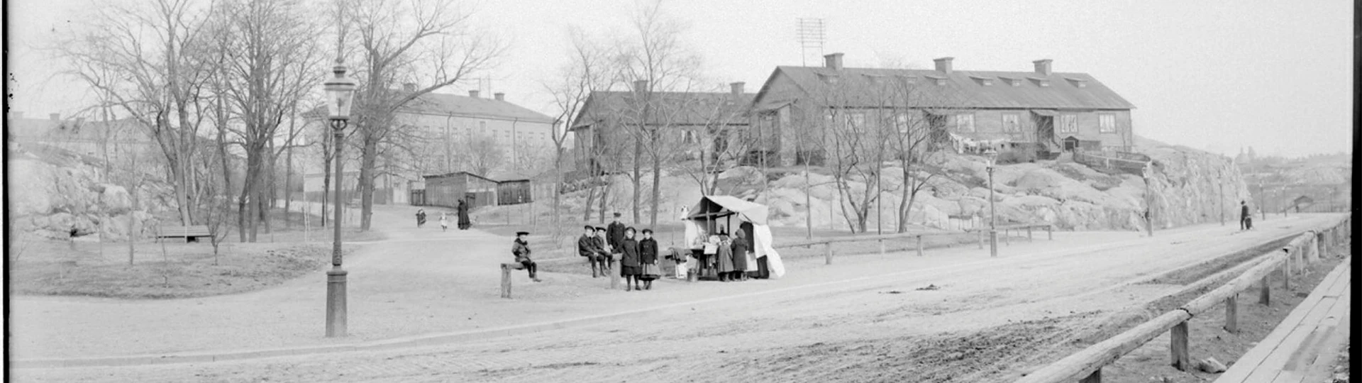 Torsgatan söderut från Sankt Eriksplan med Vasaparken till vänster, ungefär 1902-1920.
